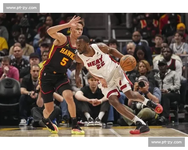 总决赛首战回顾:热火与雷霆激烈对决背后的关键战术与球星表现 总决赛首战回顾:热火与雷霆激烈对决背后的关键战术与球星表现